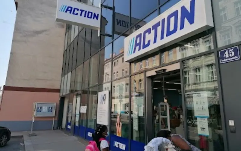 Action Wien - Sechshauser Straße in Rudolfsheim-Fünfhaus, Vienna