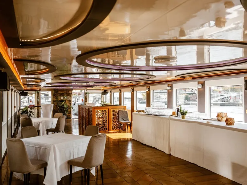 Eiffel Croisières - Péniche Ivoire - Croisière bistronomique in Invalides, Paris