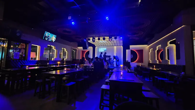 หลงเลา 龙楼 Bar & Restaurant in Sam Wa Tawan Tok, Bangkok