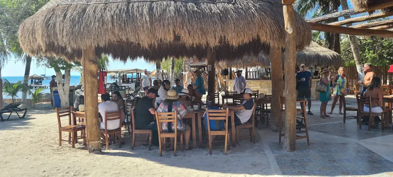 Albatros Beach Club Restaurant & Bar in La Isla, Cancun