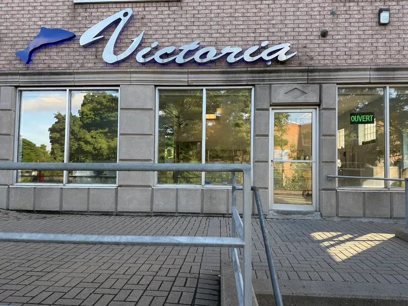 New Victoria Fish in Côte-des-Neiges, Montreal