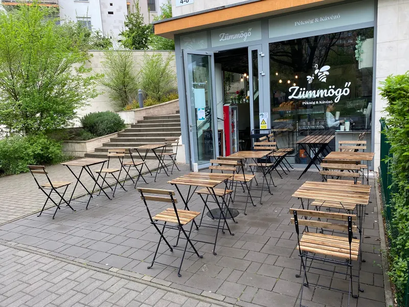 Zümmögô Pékség & Kávézó in Angyalföld, Budapest