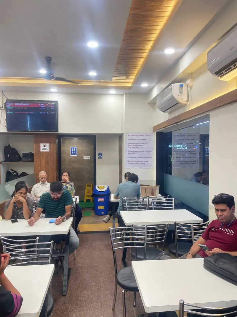 Borivali AC Waiting Lounge & Restaurant