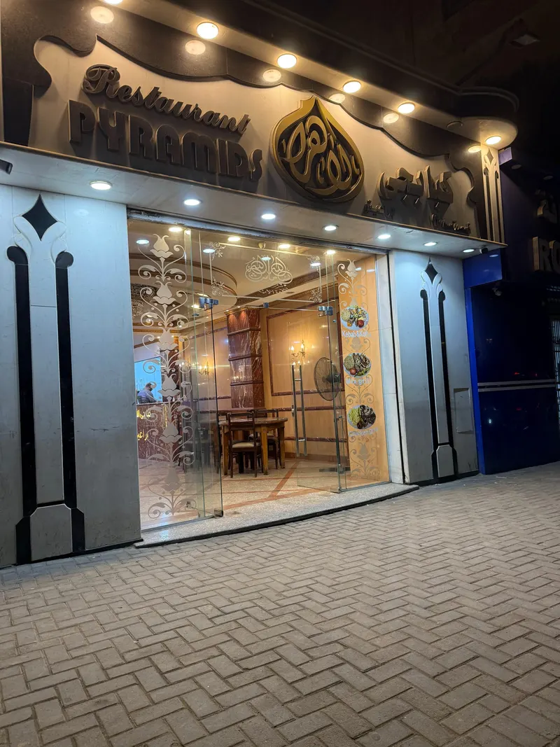 Restaurant Pyramids in Giza and Haram, Cairo