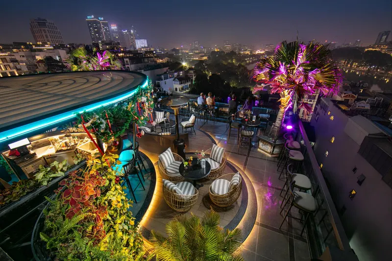UPPER CLOUD SKY BAR