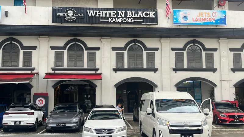 White & Black Kampong