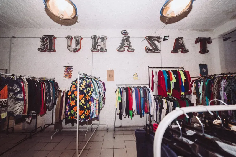 Komondors Vintage Shop, Café & Bar