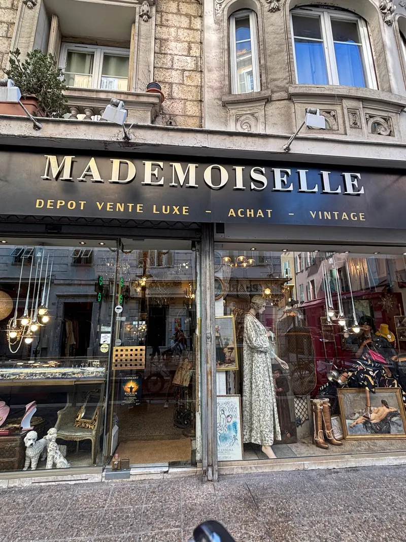 Second Hand Shop Mademoiselle Nice Luxe Vintage et Antiquités. Antiquaire à Nice. Dépôt vente Luxe. in Rue de France, Nice