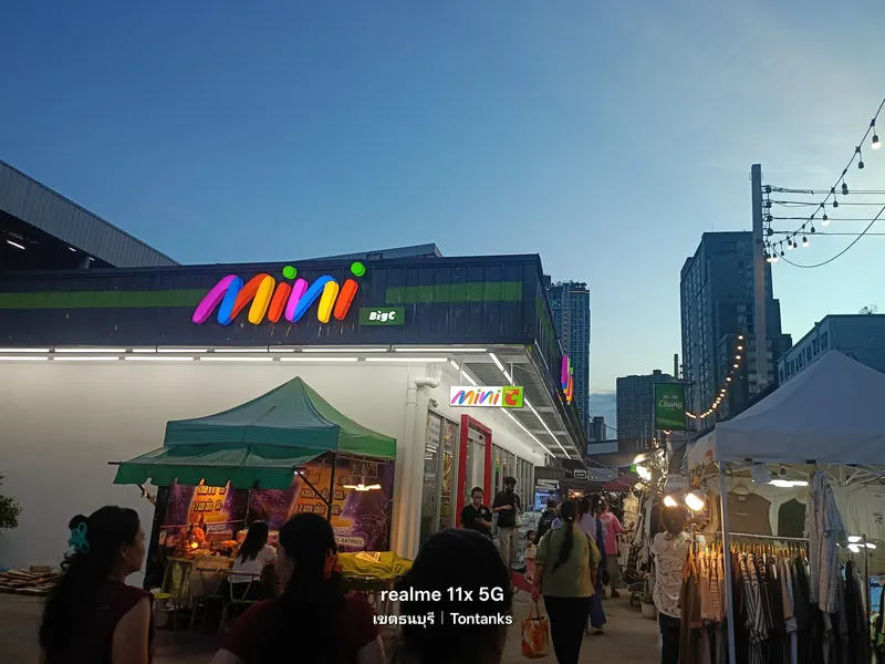 Tha Phra Open Air Market in Bukkhalo, Bangkok