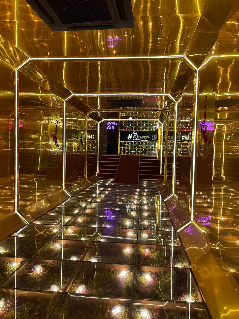 Queen's hub Night Club Rooftop Restaurant