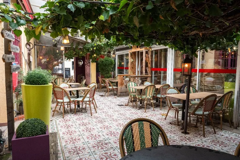Monplaisir Côté Cour in Le Bachut, Lyon