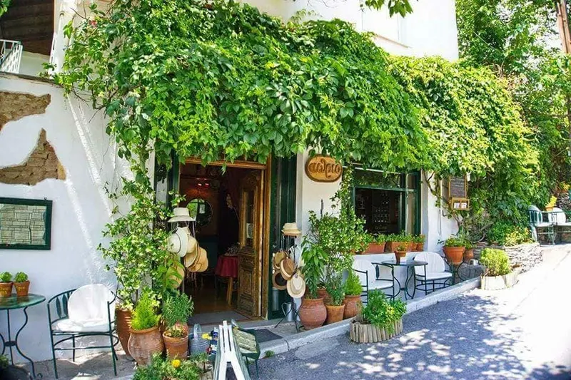 Καφέ Αίθριο στο Γεντί Κουλέ. Cafe Aithrio at Yedikule.
