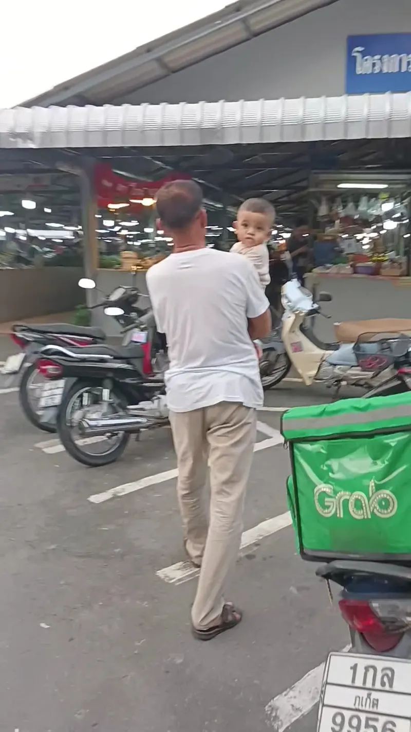 Ban Bo Rae Market