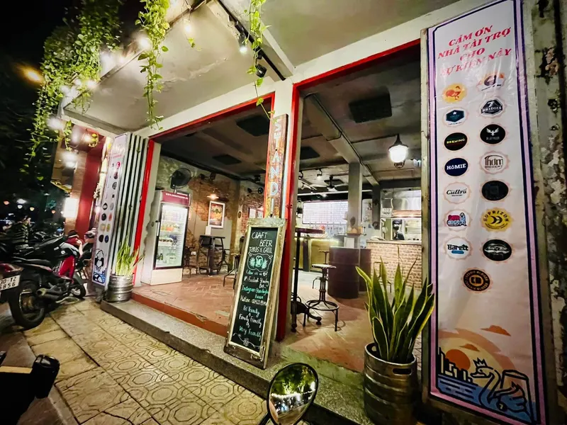 Standing Bar: Craft Beer, Tapas & Grill