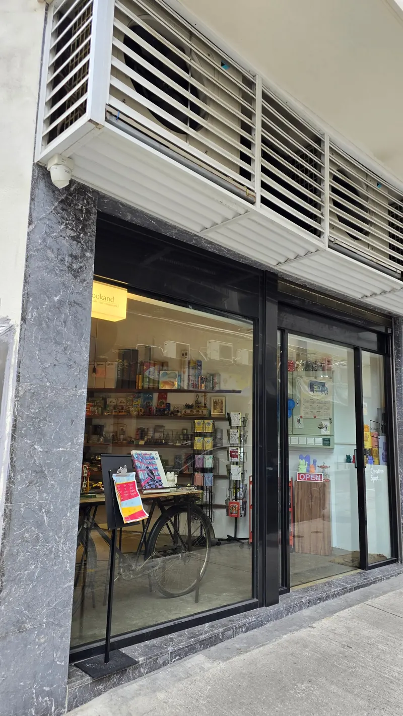 bookand… in São Lourenço, Macau