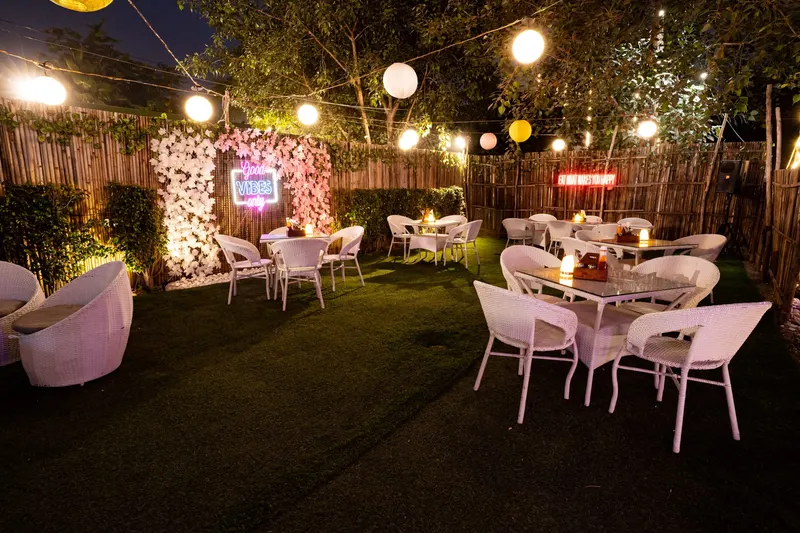 London Street Cafe in East Delhi, Delhi