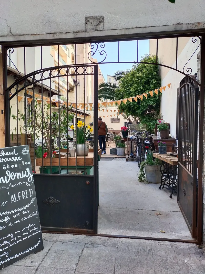 Atelier Alfred café in Vernier, Nice
