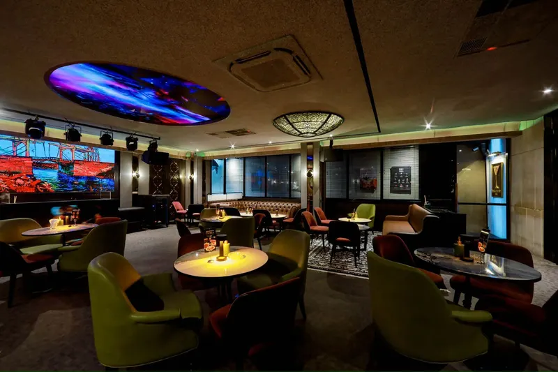 007 - Cocktail & Whisky Bar
