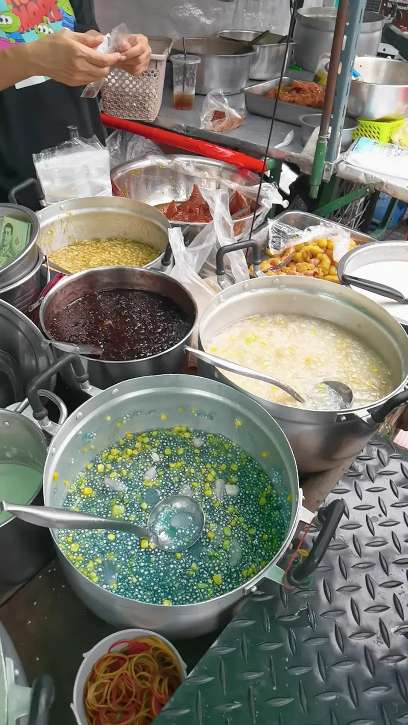 ตลาดเช้า เคหะคลองจั่น in Khlong Chan, Bangkok