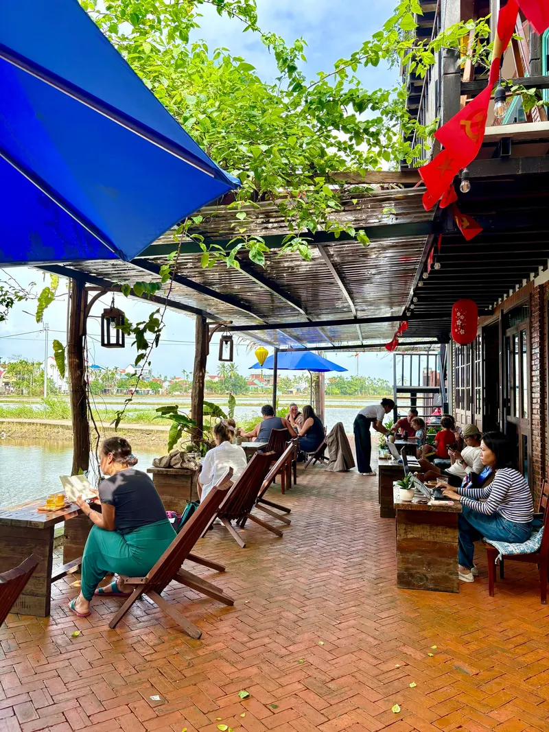 Le Locust Café