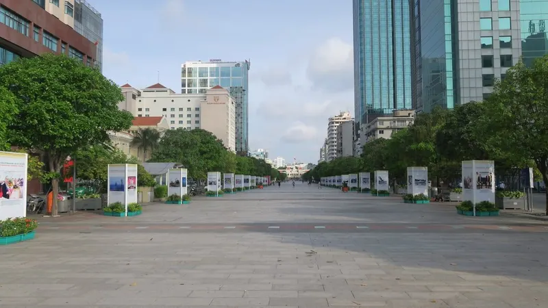 Nguyễn Huệ Walking Street and City Hall in Ho Chi Minh City
