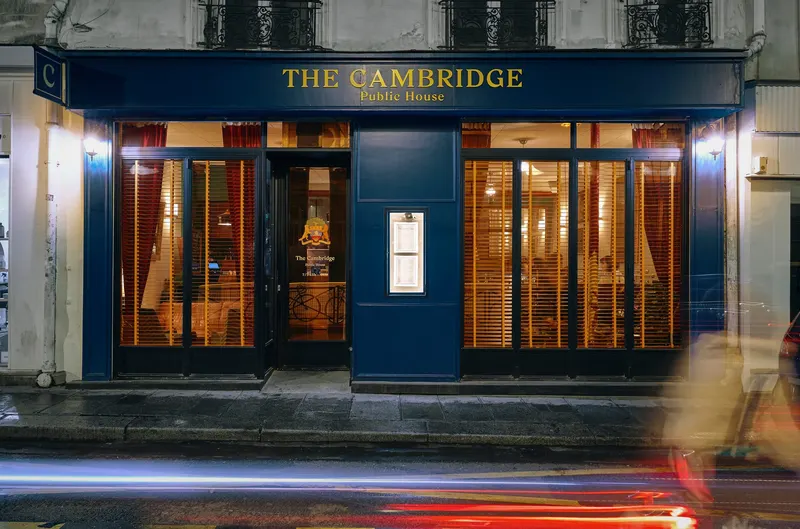 The Cambridge Public House in Quartier Les Îles, Paris