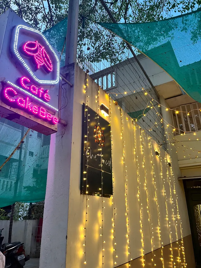 CakeBee - Coffee & Croissants