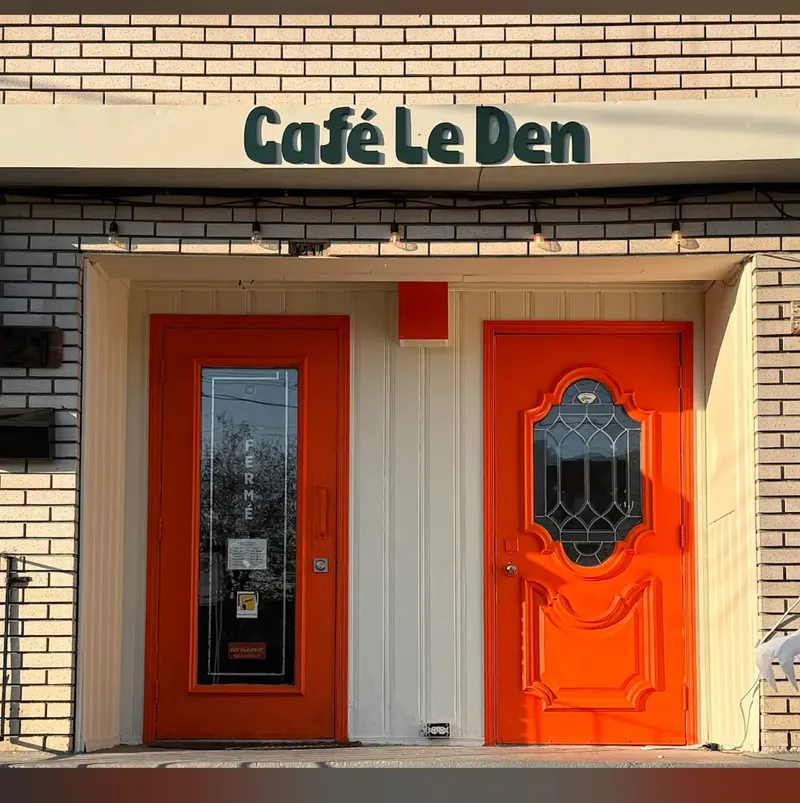 Cafe Le Den in Pointe-Claire, Montreal