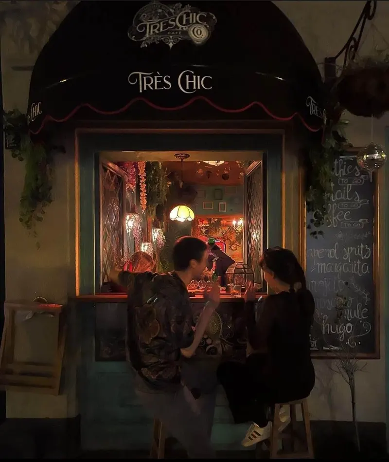 Très Chic café