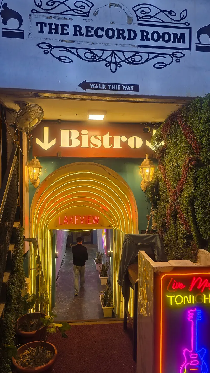 Lakeview bistro