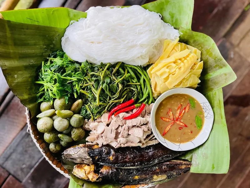 នំបញ្ចុកទឹកប្រហុកផ្សារភូមិភាគ in Kok Chak, Siem Reap