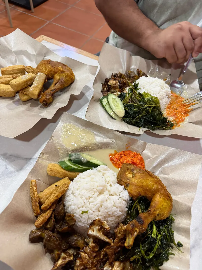 Ayam Gepuk Macet Chow Kit