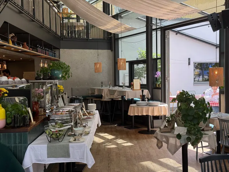 Nush O Jan in Neuhausen, Munich