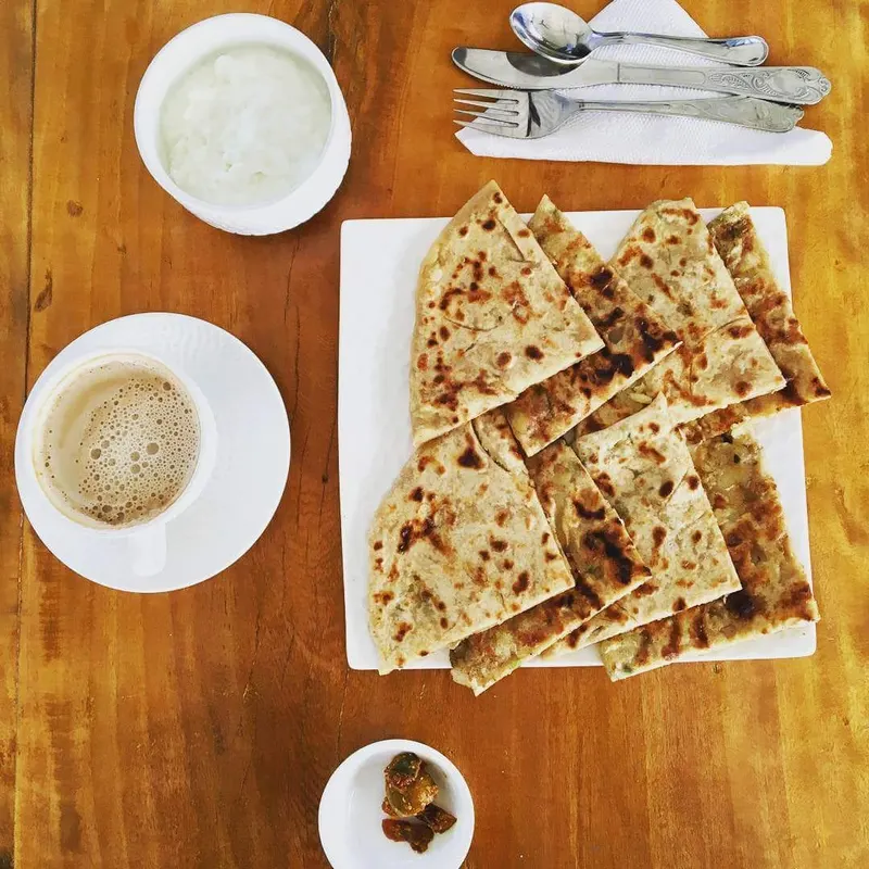 Aadha-Aadha Café