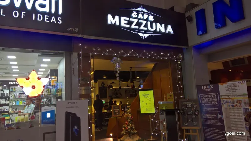 Cafe Mezzuna