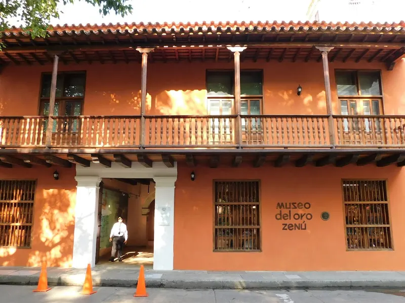 Plaza de Bolivar and Museo del Oro Zenu in Cartagena