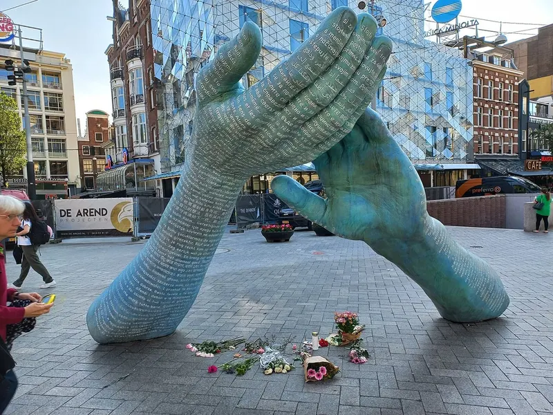 Tegen alle stromen in in Leidseplein, Amsterdam