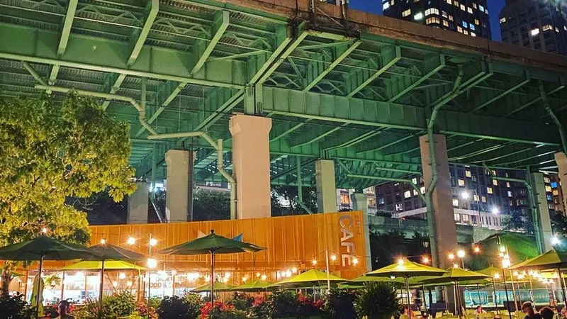 Pier i Cafe in Lincoln Square, New York