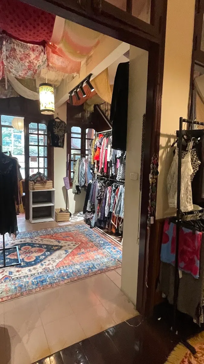 chút nghệ space, thrift & café in Quán Thánh, Hanoi