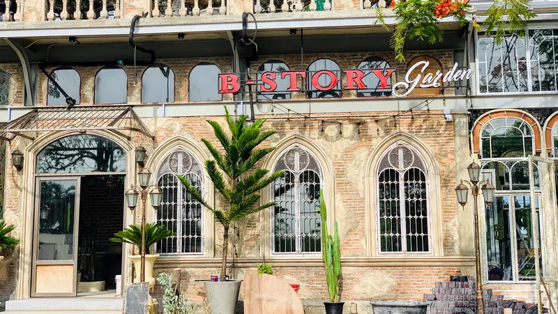 B-Story Garden Café & Restaurants in Khlong Chan, Bangkok